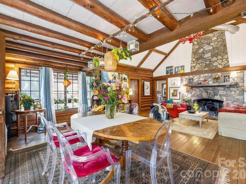 2107 Mandarin Boulevard, Charlotte, NC 28205.  MLS# CAR4341340, YatesRealty ID 17003. Open dining area