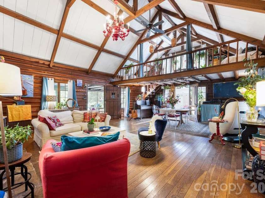 2107 Mandarin Boulevard, Charlotte, NC 28205.  MLS# CAR4341340, YatesRealty ID 17003. Open living area
