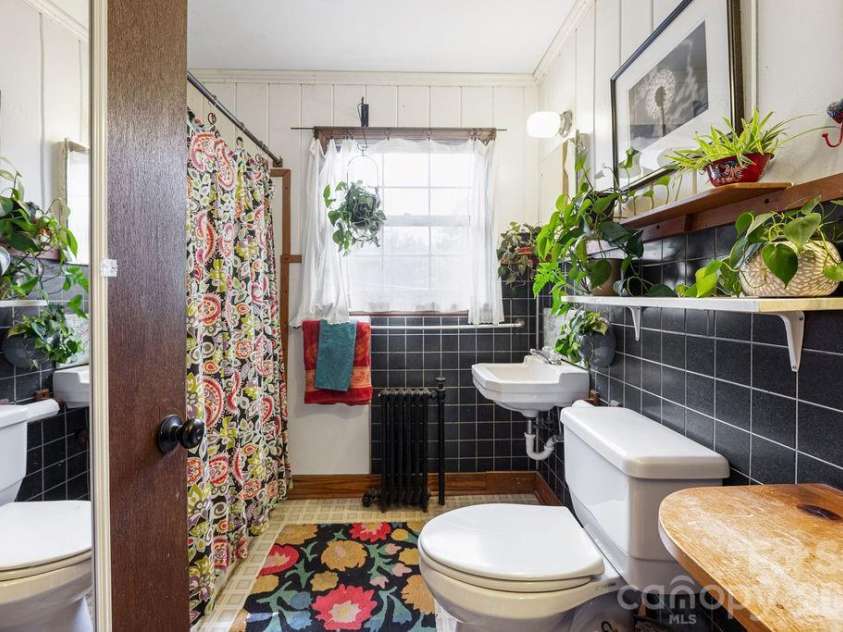 2107 Mandarin Boulevard, Charlotte, NC 28205.  MLS# CAR4341340, YatesRealty ID 17003. Primary bath