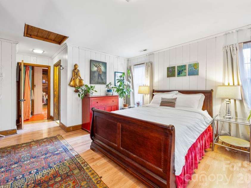 2107 Mandarin Boulevard, Charlotte, NC 28205.  MLS# CAR4341340, YatesRealty ID 17003. Primary bedroom