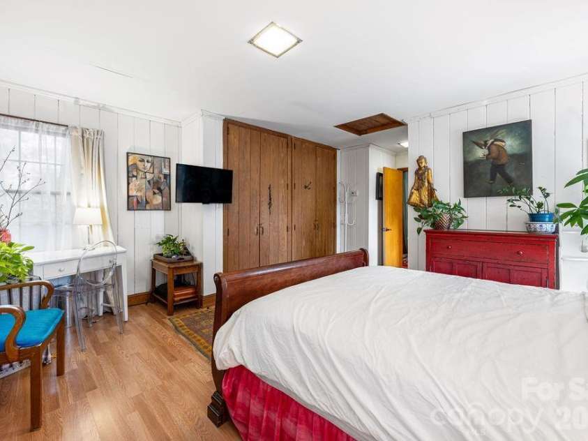2107 Mandarin Boulevard, Charlotte, NC 28205.  MLS# CAR4341340, YatesRealty ID 17003. Primary bedroom
