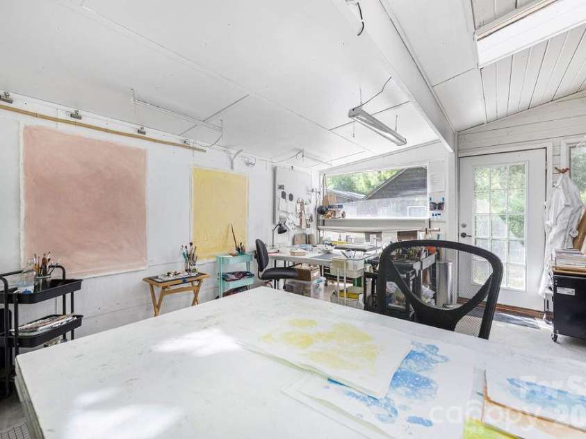 2107 Mandarin Boulevard, Charlotte, NC 28205.  MLS# CAR4341340, YatesRealty ID 17003. Studio/office space
