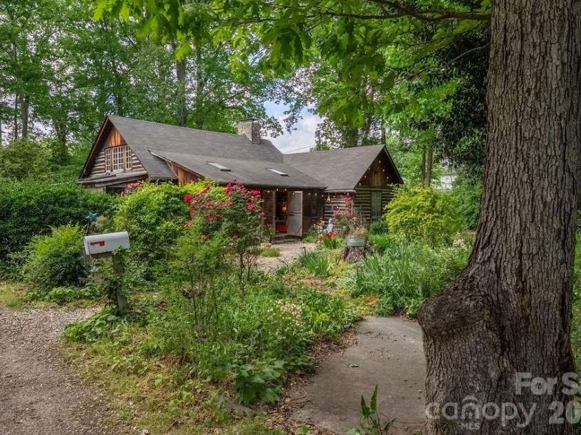 2107 Mandarin Boulevard, Charlotte, NC 28205.  MLS# CAR4341340, YatesRealty ID 17003. Welcome to The Poets Cabin!