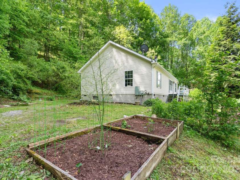 370 Fox Cove Road, Mars Hill, NC 28754.  MLS# CAR4260520, YatesRealty ID 17004. Garden beds