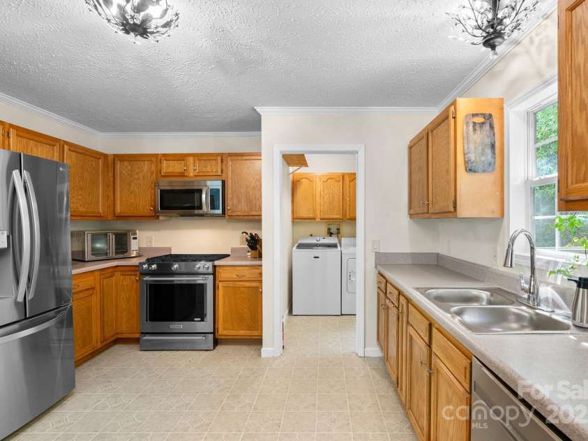 370 Fox Cove Road, Mars Hill, NC 28754.  MLS# CAR4260520, YatesRealty ID 17004. Kitchen