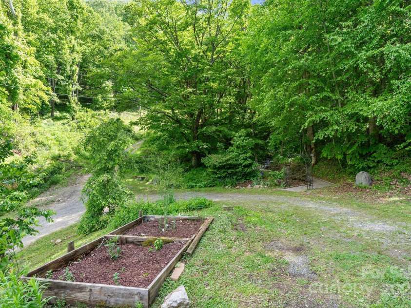 370 Fox Cove Road, Mars Hill, NC 28754.  MLS# CAR4260520, YatesRealty ID 17004. Looking down to the sitting area