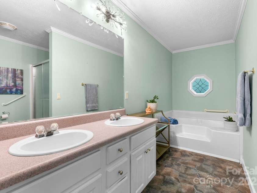 370 Fox Cove Road, Mars Hill, NC 28754.  MLS# CAR4260520, YatesRealty ID 17004. Primary bath