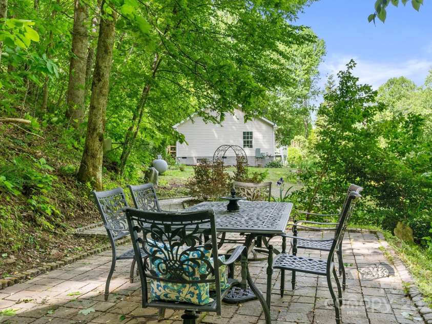 370 Fox Cove Road, Mars Hill, NC 28754.  MLS# CAR4260520, YatesRealty ID 17004. Sitting area