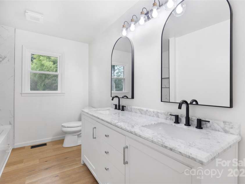 1904 27th Avenue Drive, Hickory, NC 28601.  MLS# CAR4247180, YatesRealty ID 17005. Shared full bath located in the hall.