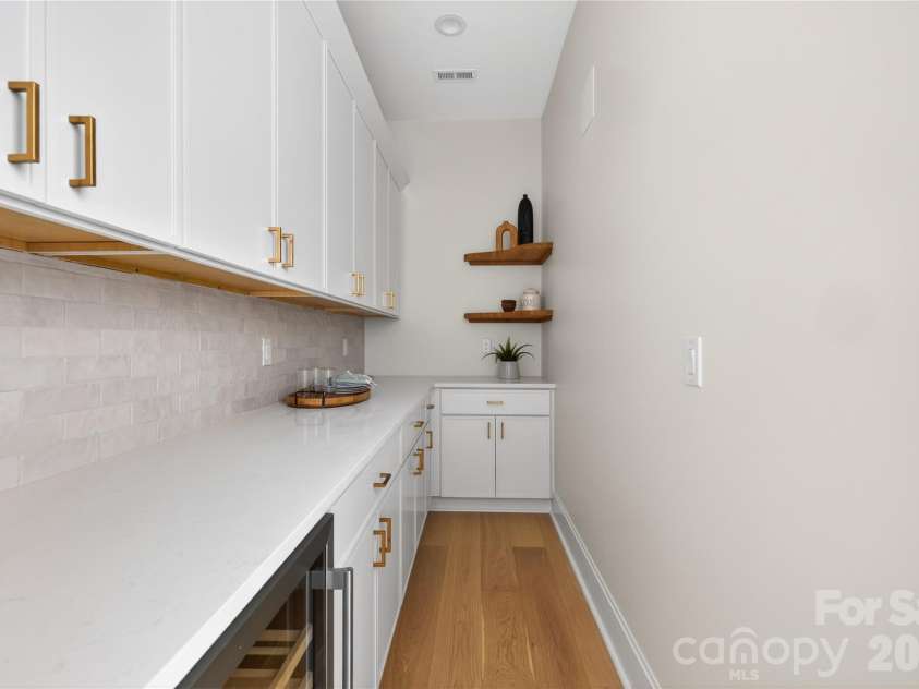 1600 Barden Road, Charlotte, NC 28226.  MLS# CAR4375466, YatesRealty ID 17006. 