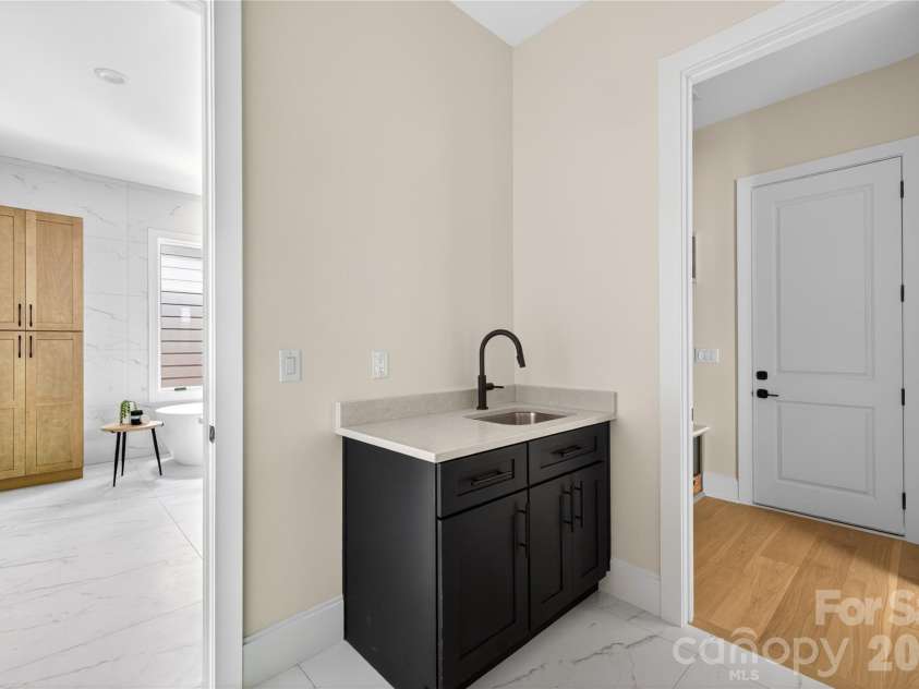 1600 Barden Road, Charlotte, NC 28226.  MLS# CAR4375466, YatesRealty ID 17006. 