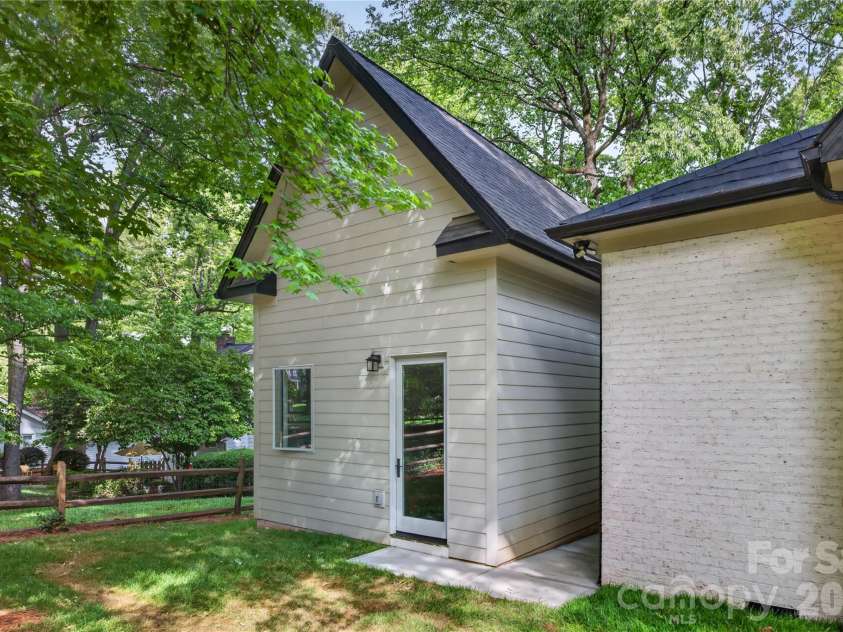 1600 Barden Road, Charlotte, NC 28226.  MLS# CAR4375466, YatesRealty ID 17006. 