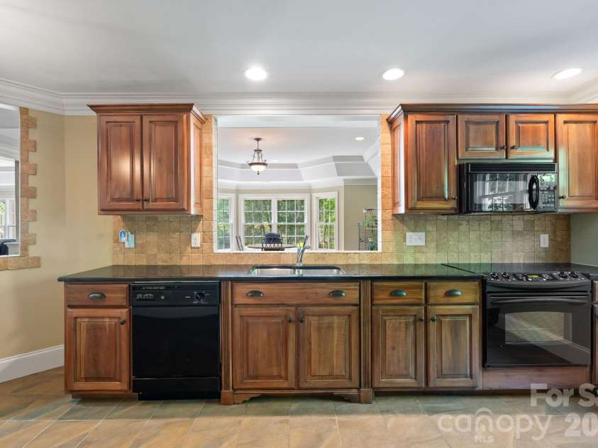 7601 Crossing Ridge Drive, Belews Creek, NC 27009.  MLS# CAR4375208, YatesRealty ID 17008. 