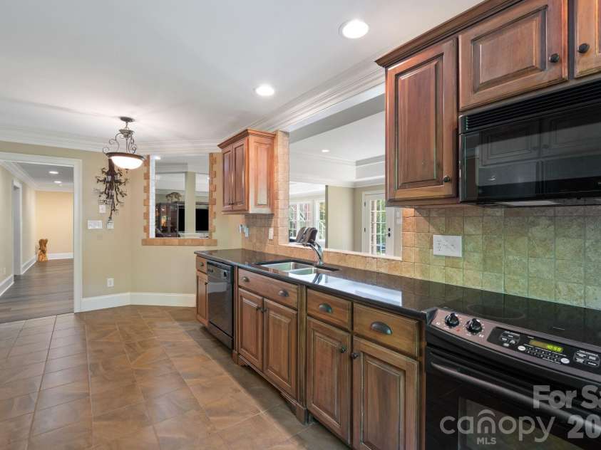7601 Crossing Ridge Drive, Belews Creek, NC 27009.  MLS# CAR4375208, YatesRealty ID 17008. 