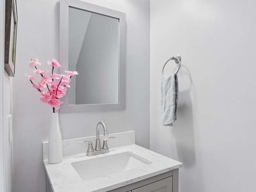 8512 Sunset Hill Road, Waxhaw, NC 28173.  MLS# CAR4370313, YatesRealty ID 17009. Downstairs bathroom