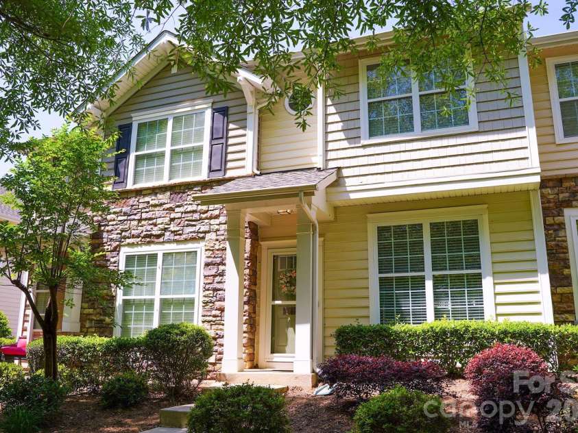 8512 Sunset Hill Road, Waxhaw, NC 28173.  MLS# CAR4370313, YatesRealty ID 17009. Front of home