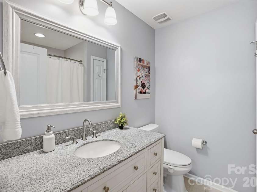 8512 Sunset Hill Road, Waxhaw, NC 28173.  MLS# CAR4370313, YatesRealty ID 17009. Primary ensuite bath