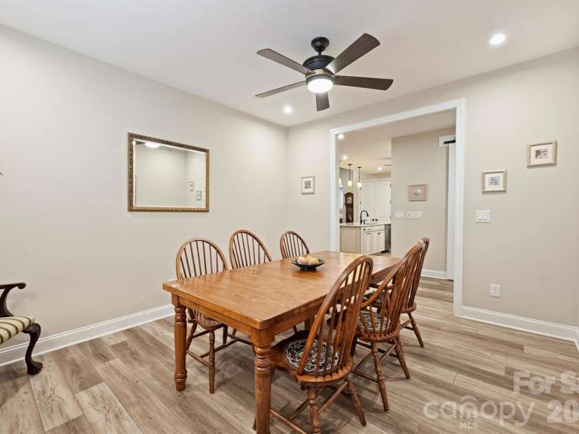 9610 Cresswind Boulevard, Charlotte, NC 28215.  MLS# CAR4332895, YatesRealty ID 1701. 