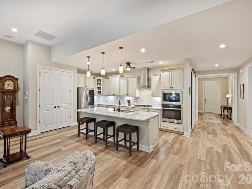 9610 Cresswind Boulevard, Charlotte, NC 28215.  MLS# CAR4332895, YatesRealty ID 1701. 
