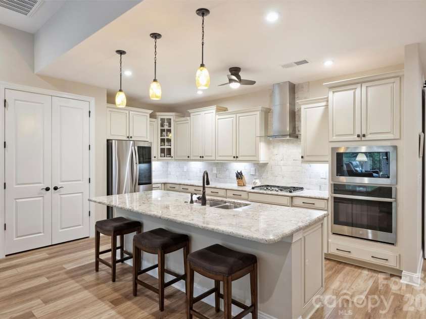 9610 Cresswind Boulevard, Charlotte, NC 28215.  MLS# CAR4332895, YatesRealty ID 1701. 
