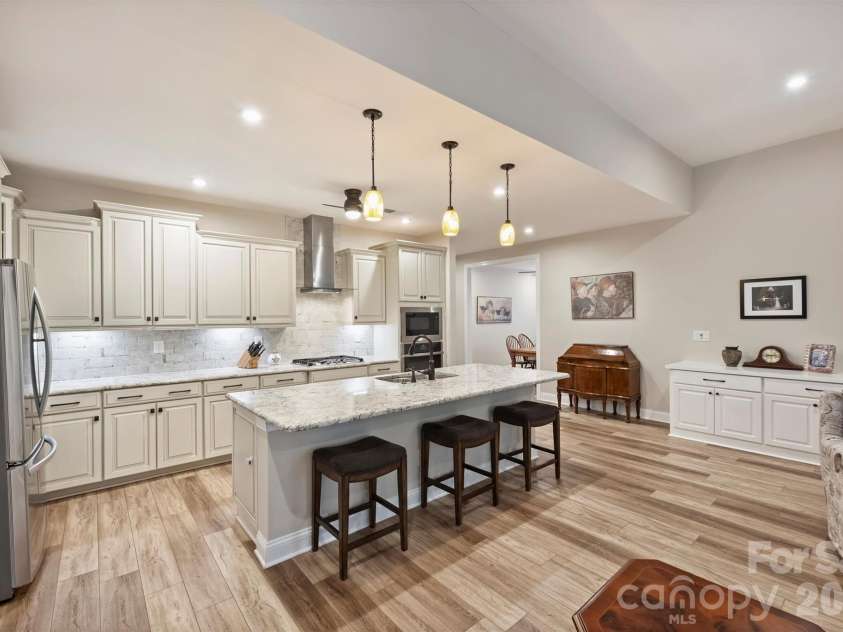 9610 Cresswind Boulevard, Charlotte, NC 28215.  MLS# CAR4332895, YatesRealty ID 1701. 
