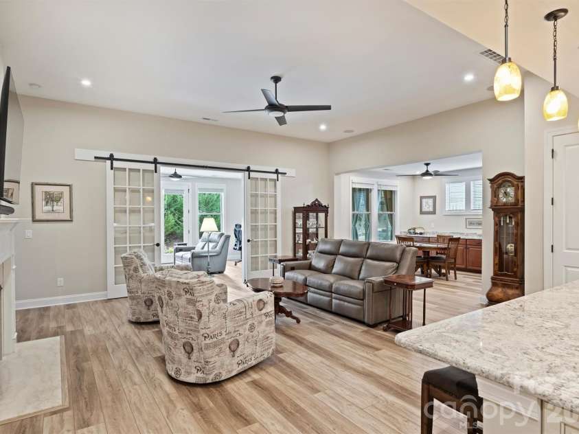 9610 Cresswind Boulevard, Charlotte, NC 28215.  MLS# CAR4332895, YatesRealty ID 1701. 