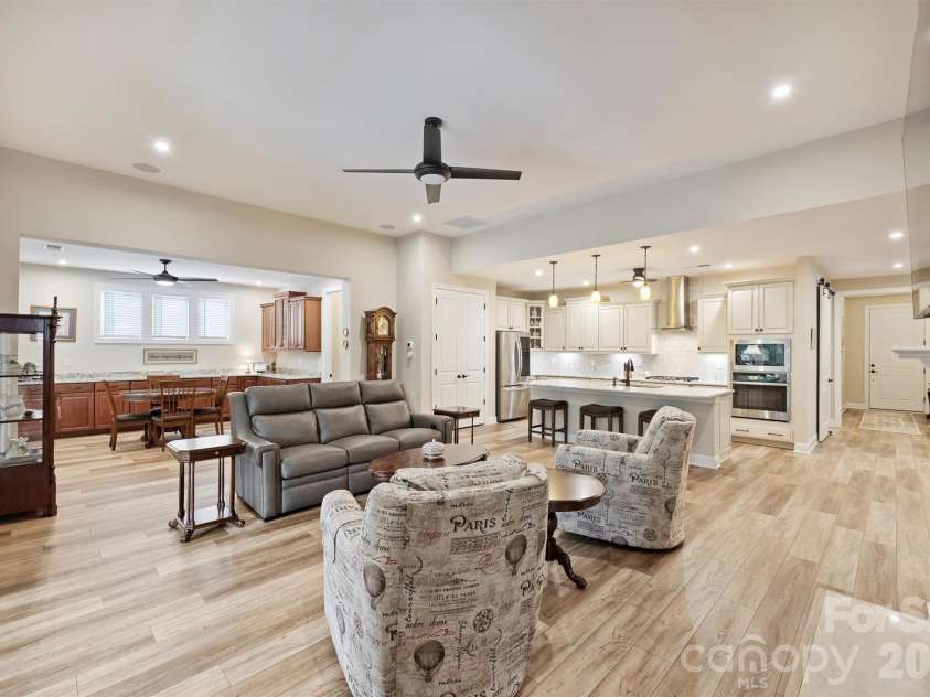 9610 Cresswind Boulevard, Charlotte, NC 28215.  MLS# CAR4332895, YatesRealty ID 1701. 