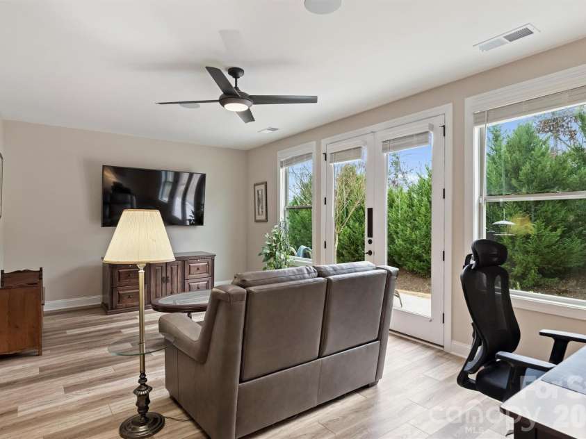 9610 Cresswind Boulevard, Charlotte, NC 28215.  MLS# CAR4332895, YatesRealty ID 1701. 