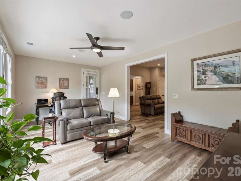 9610 Cresswind Boulevard, Charlotte, NC 28215.  MLS# CAR4332895, YatesRealty ID 1701. 