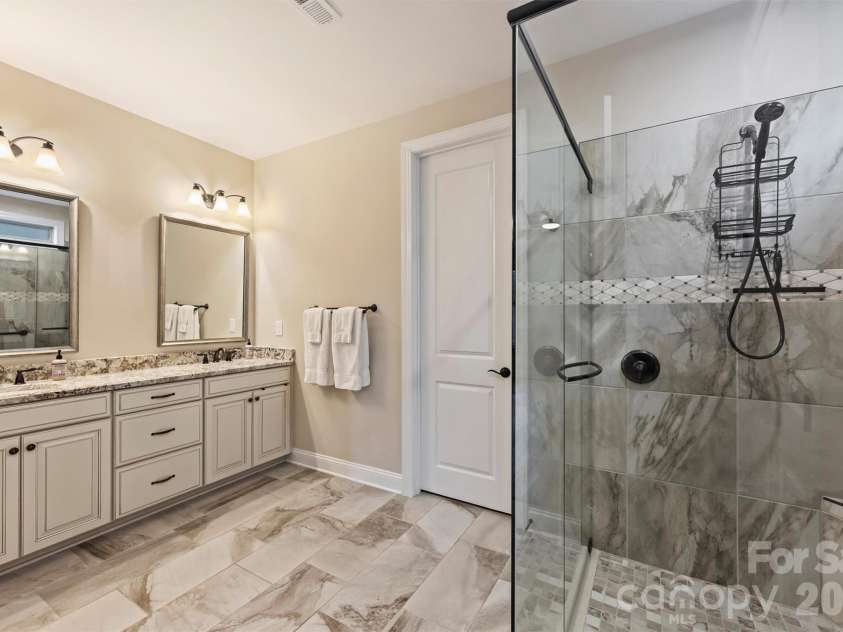 9610 Cresswind Boulevard, Charlotte, NC 28215.  MLS# CAR4332895, YatesRealty ID 1701. 