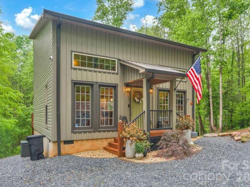 38 Macey Drive, Nebo, NC 28761.  MLS# CAR4376294, YatesRealty ID 17011. 
