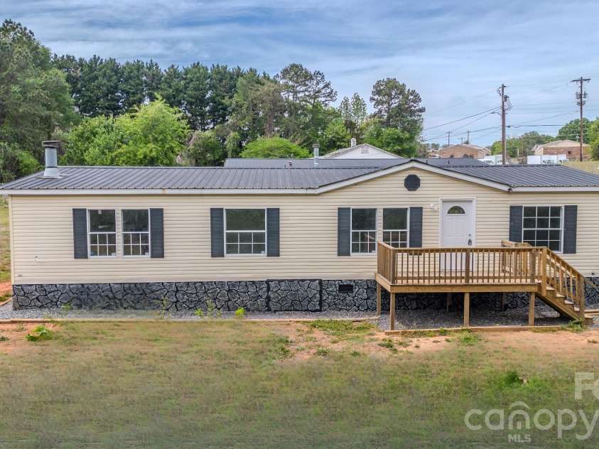 2932 23rd Avenue, Hickory, NC 28601.  MLS# CAR4376053, YatesRealty ID 17016. 