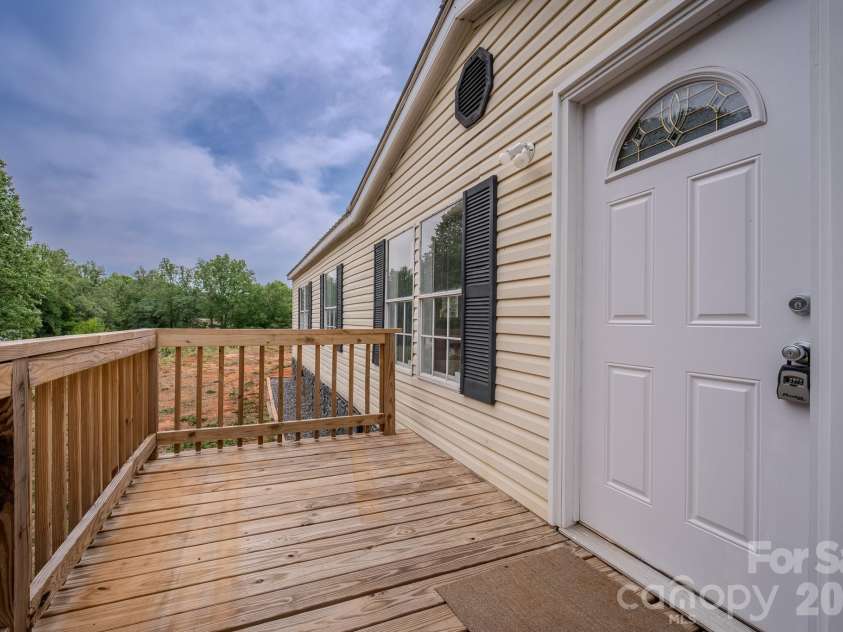 2932 23rd Avenue, Hickory, NC 28601.  MLS# CAR4376053, YatesRealty ID 17016. 