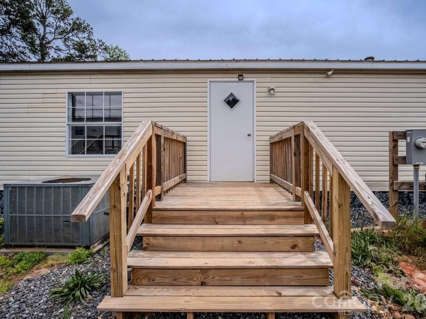2932 23rd Avenue, Hickory, NC 28601.  MLS# CAR4376053, YatesRealty ID 17016. 