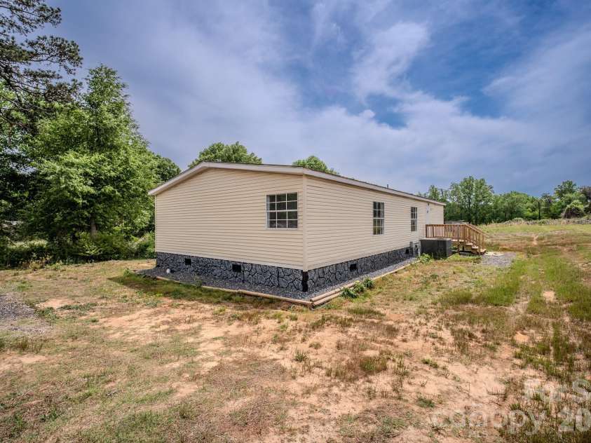 2932 23rd Avenue, Hickory, NC 28601.  MLS# CAR4376053, YatesRealty ID 17016. 