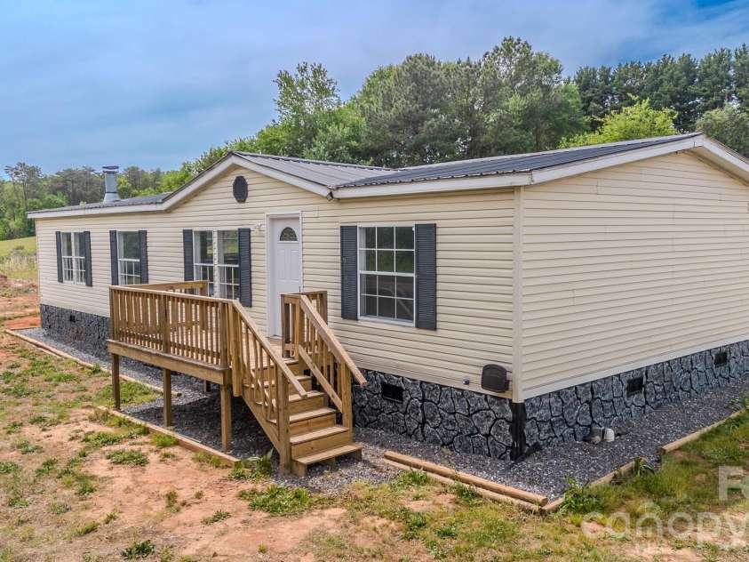 2932 23rd Avenue, Hickory, NC 28601.  MLS# CAR4376053, YatesRealty ID 17016. 
