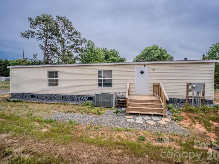 2932 23rd Avenue, Hickory, NC 28601.  MLS# CAR4376053, YatesRealty ID 17016. 