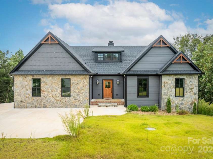 464 LakeCrest Drive, Nebo, NC 28761.  MLS# CAR4304909, YatesRealty ID 1702. 