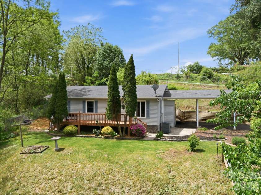 959 Oakmont Drive, Canton, NC 28716.  MLS# CAR4375943, YatesRealty ID 17020. 