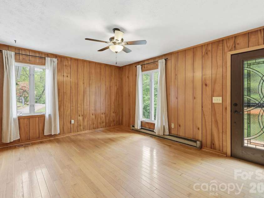 959 Oakmont Drive, Canton, NC 28716.  MLS# CAR4375943, YatesRealty ID 17020. 