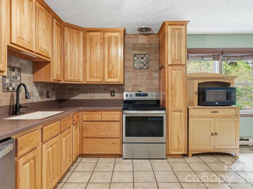 959 Oakmont Drive, Canton, NC 28716.  MLS# CAR4375943, YatesRealty ID 17020. 