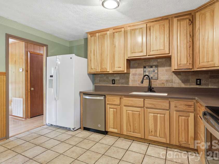 959 Oakmont Drive, Canton, NC 28716.  MLS# CAR4375943, YatesRealty ID 17020. 