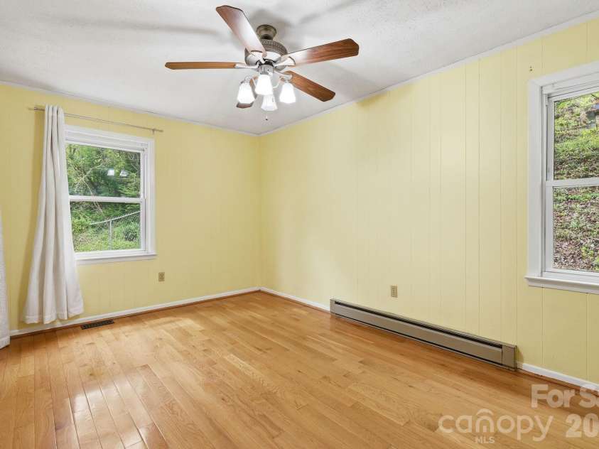 959 Oakmont Drive, Canton, NC 28716.  MLS# CAR4375943, YatesRealty ID 17020. 