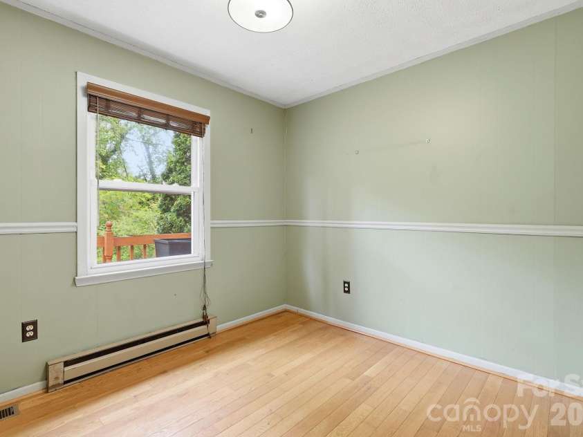 959 Oakmont Drive, Canton, NC 28716.  MLS# CAR4375943, YatesRealty ID 17020. 