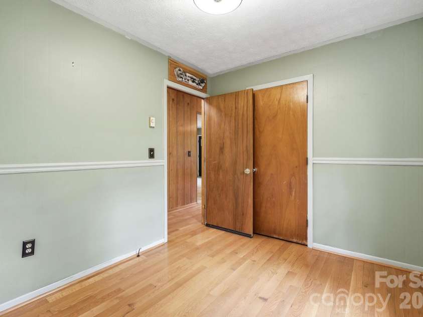 959 Oakmont Drive, Canton, NC 28716.  MLS# CAR4375943, YatesRealty ID 17020. 