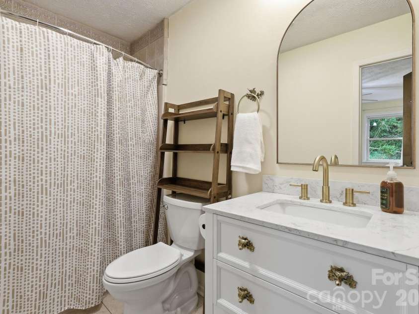 959 Oakmont Drive, Canton, NC 28716.  MLS# CAR4375943, YatesRealty ID 17020. 