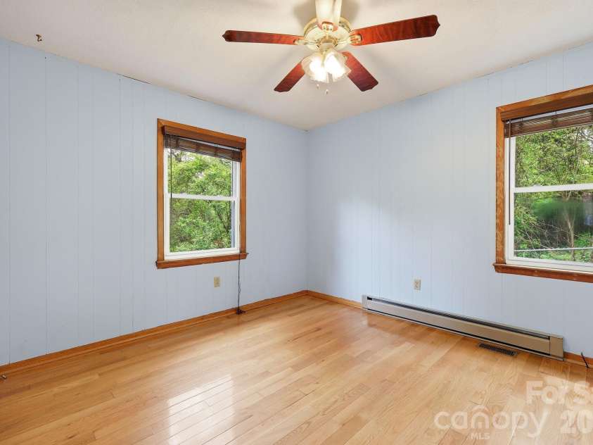 959 Oakmont Drive, Canton, NC 28716.  MLS# CAR4375943, YatesRealty ID 17020. 