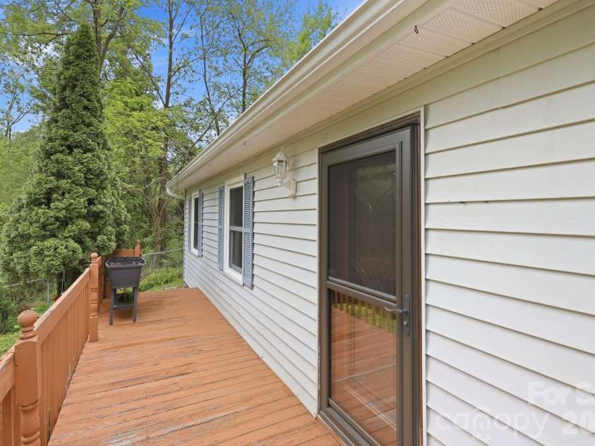 959 Oakmont Drive, Canton, NC 28716.  MLS# CAR4375943, YatesRealty ID 17020. 