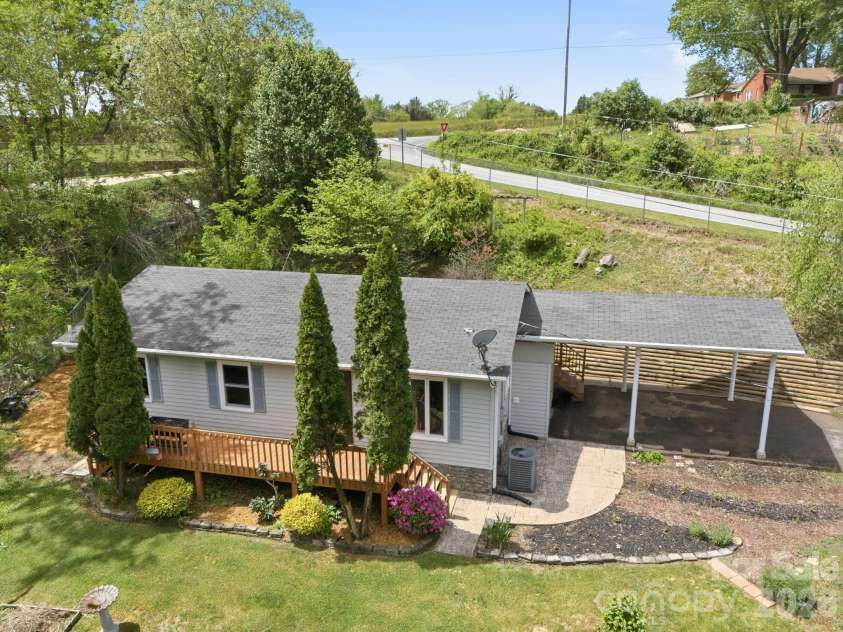 959 Oakmont Drive, Canton, NC 28716.  MLS# CAR4375943, YatesRealty ID 17020. 