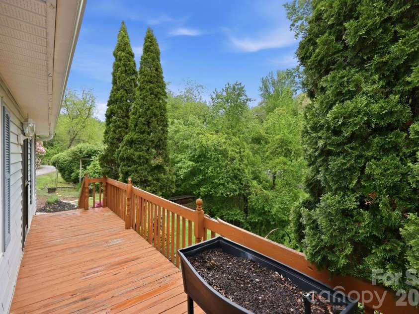 959 Oakmont Drive, Canton, NC 28716.  MLS# CAR4375943, YatesRealty ID 17020. 